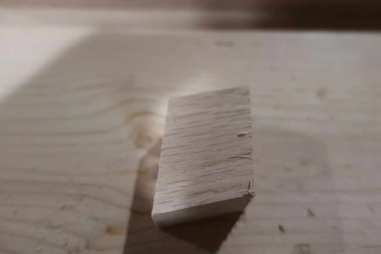 The supports are short pieces the 1x2 cut at a 85° angle